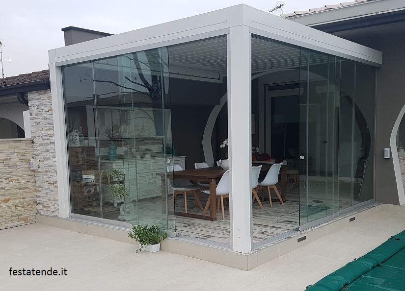 PERGOLA BIOCLIMATICA A LAMELLE ORIENTABILI ADDOSSATA VISION PRATIC